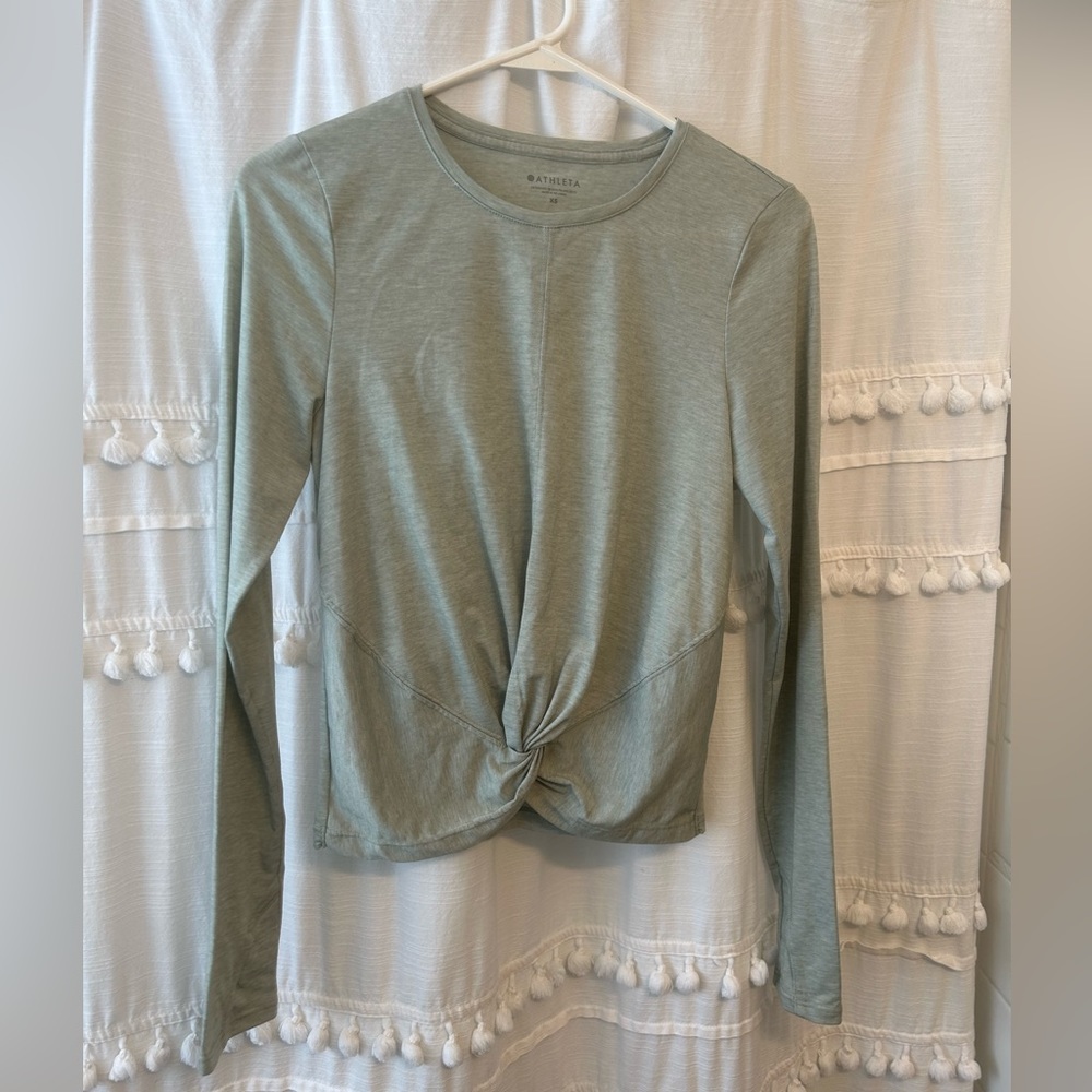 Athleta Long sleeve work out shirt in light sage green Size XS